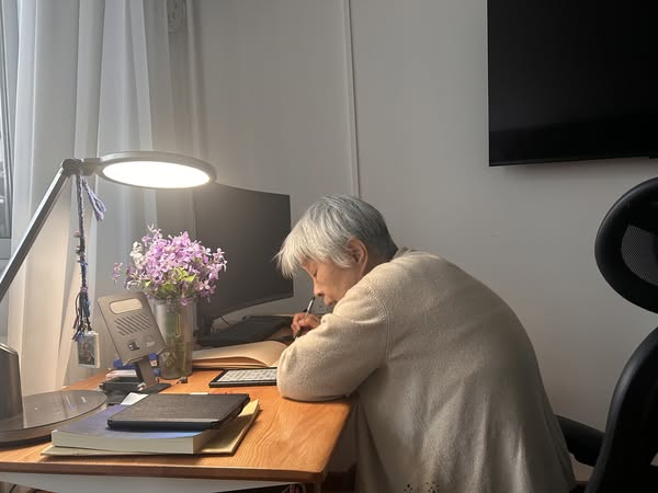 0409和妈妈一起顶礼恩师.png