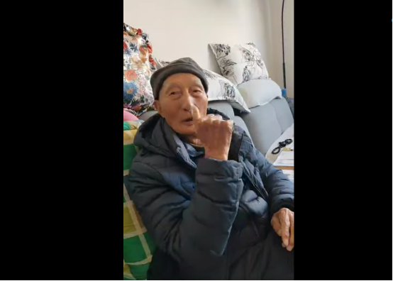 0204离不开法音的老爷爷1.png